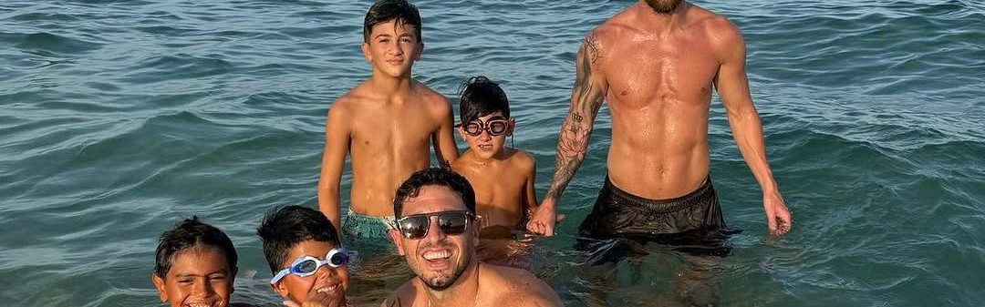 连续5场双响！梅西赛后和家人海滩放松，安东内拉身着粉色外套