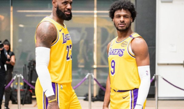 澳洲幸运10免费计划-21岁的布朗尼，21岁的詹姆斯，没有对比就没有尴尬！|布朗尼·詹姆斯|nba|篮板|洛杉矶湖人队|数据_新浪体育_新浪新闻